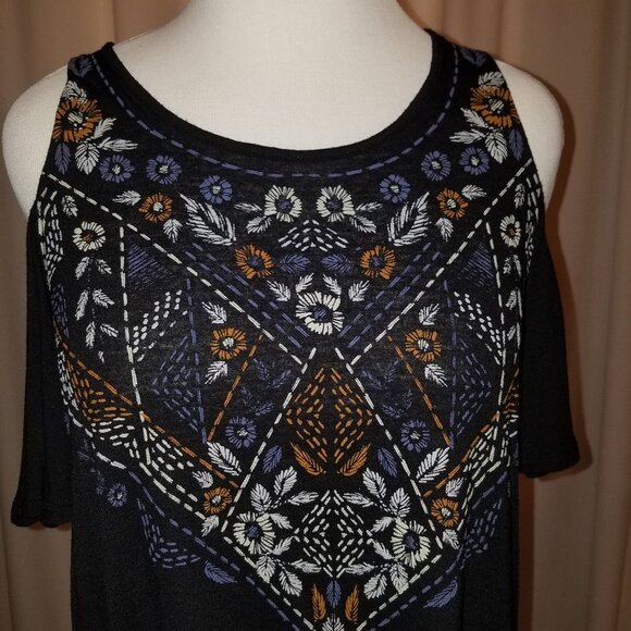 Mudd black cold shoulder top w floral design M - Picture 2 of 4